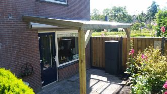 Houten aanbouw terrasoverkapping met dakshingles 250cm diep